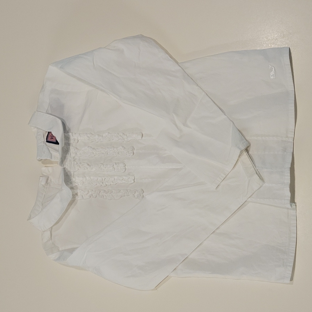White Vineyard Vines blouse with ruffles